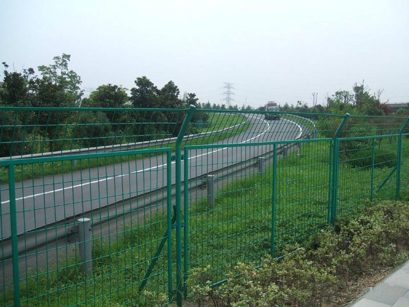 天津市公路护栏网的抗大风和抗暴晒能力怎么样？